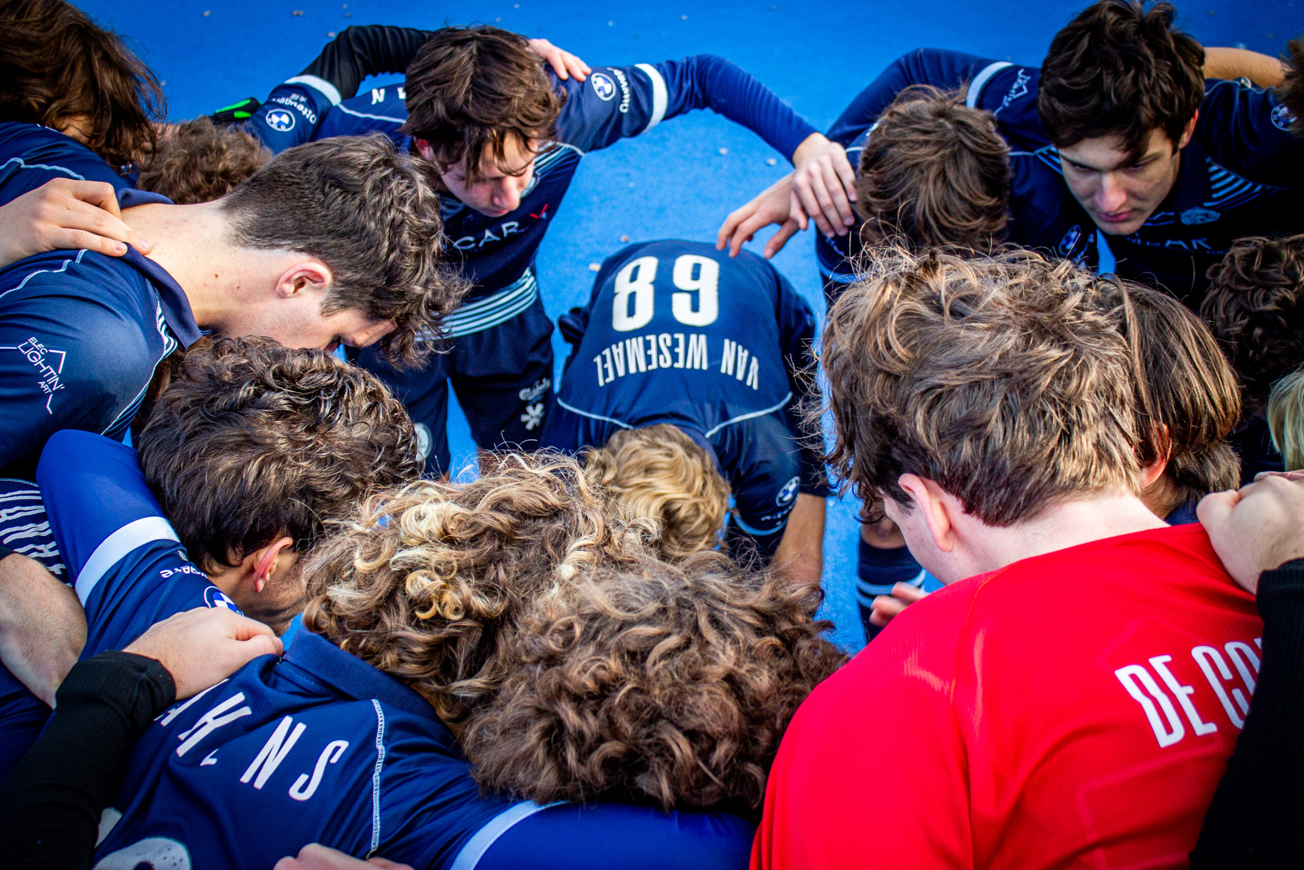 Spelers van de Tigers in een huddle voor de wedstrijd