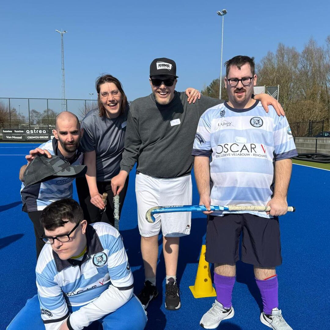 G-hockeyspelers van de Tigers met hun begeleiders op het veld