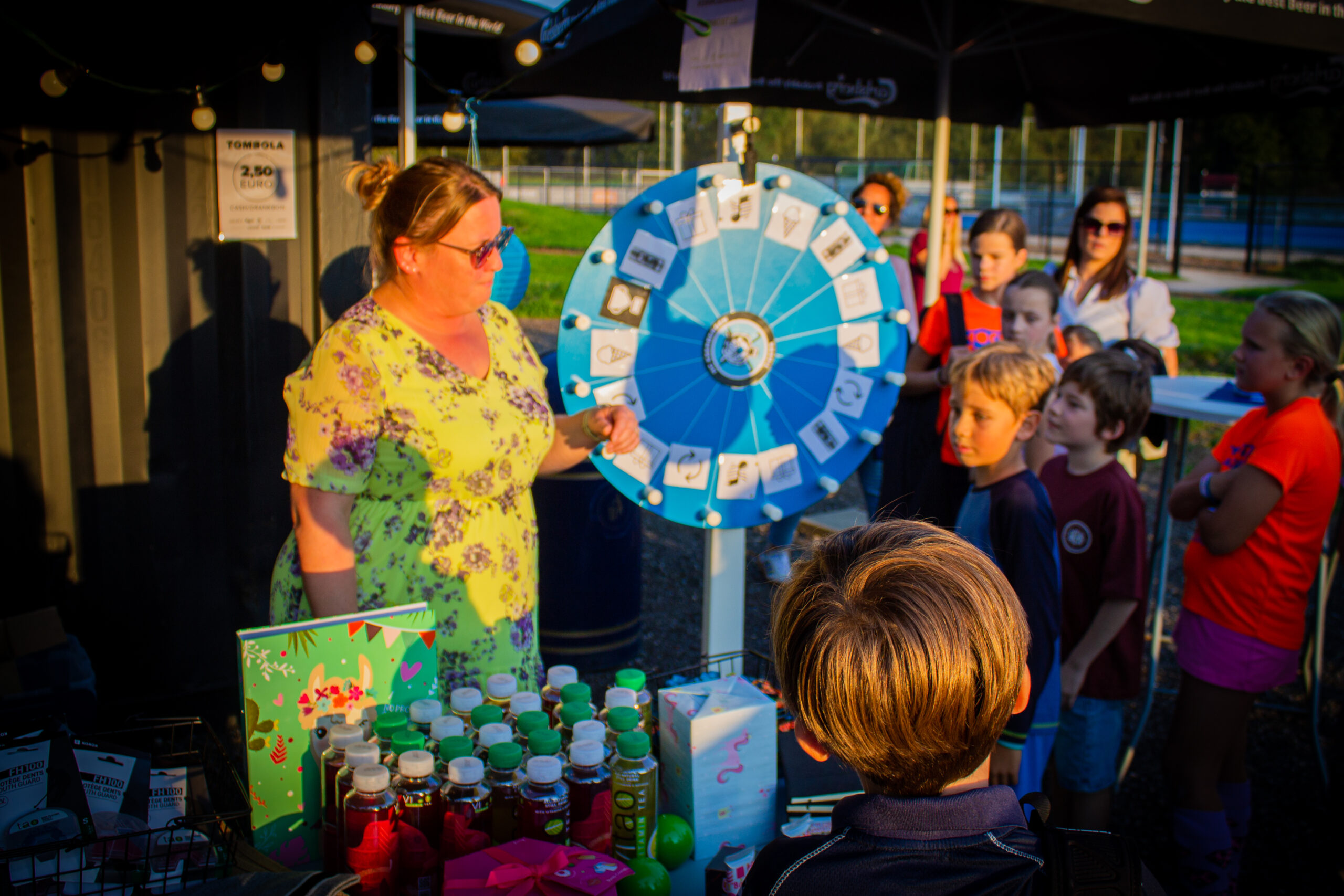 Vrijwilliger bij het rad van fortuin tijdens een clubevent