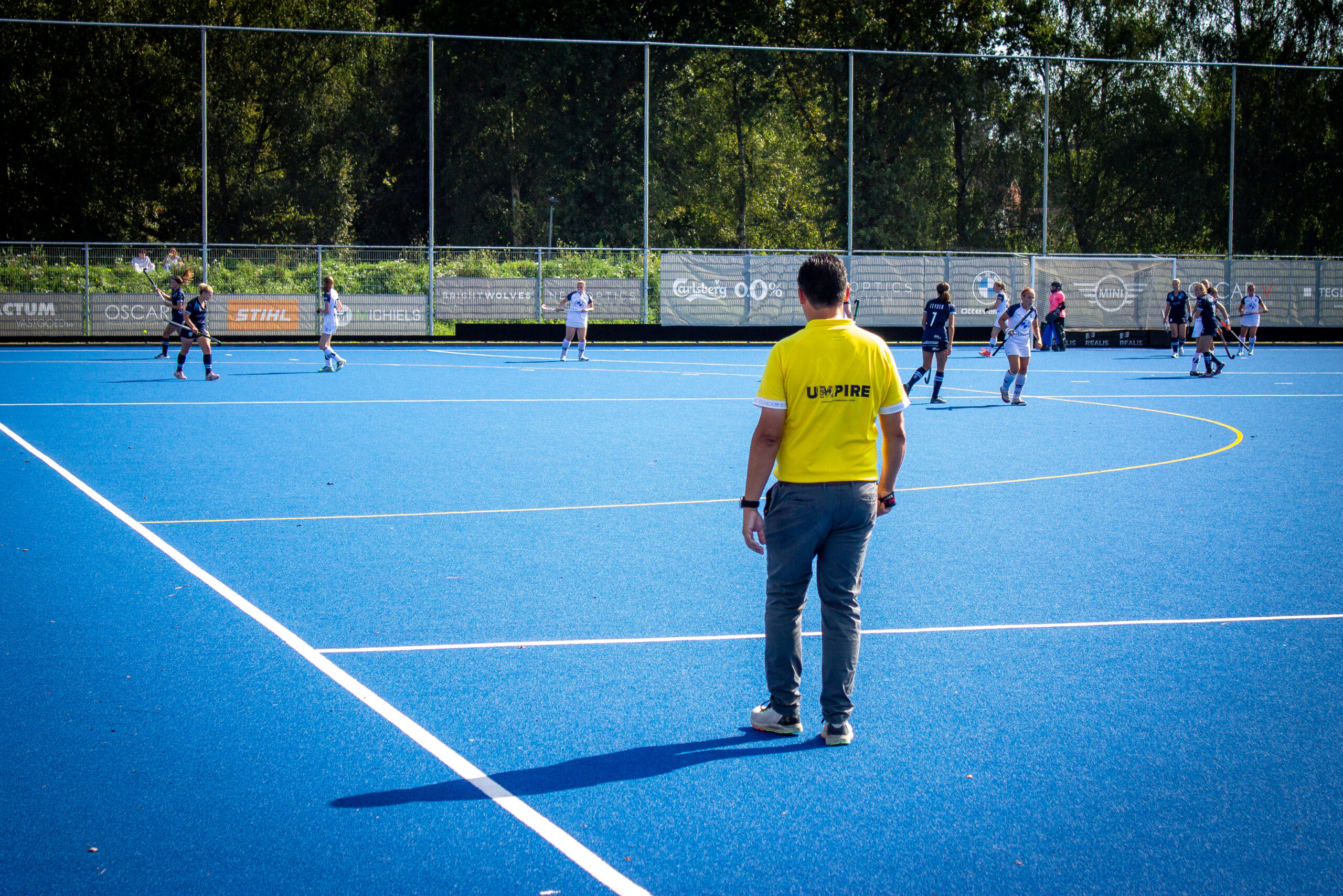 Coach volgt de training vanaf het veld