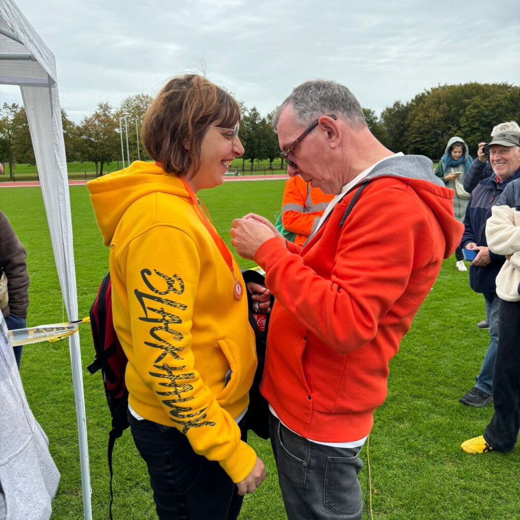 Twee leden in gesprek tijdens een G-hockeydag