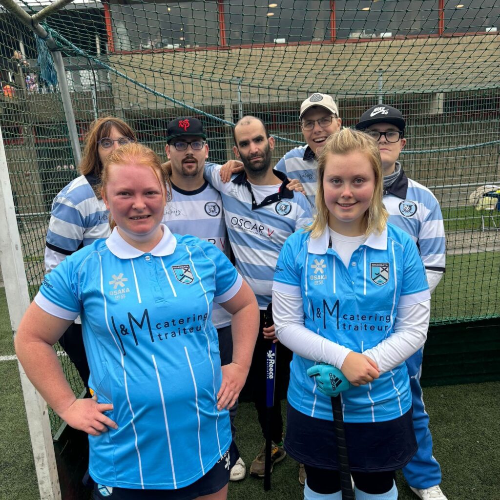 Spelers van G-hockey poseren in clubkledij