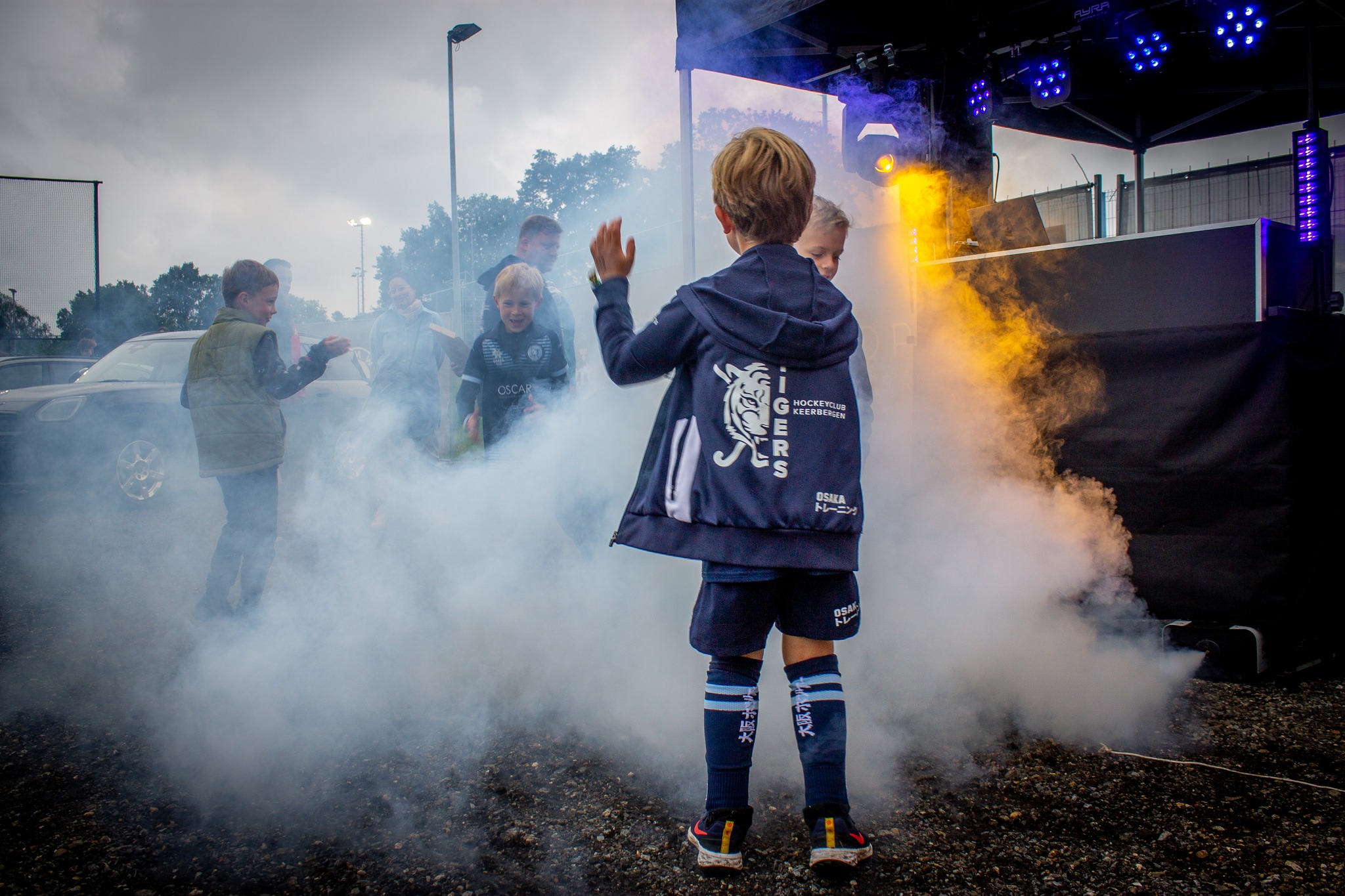 Jonge speler in clubkledij tijdens een clubevent