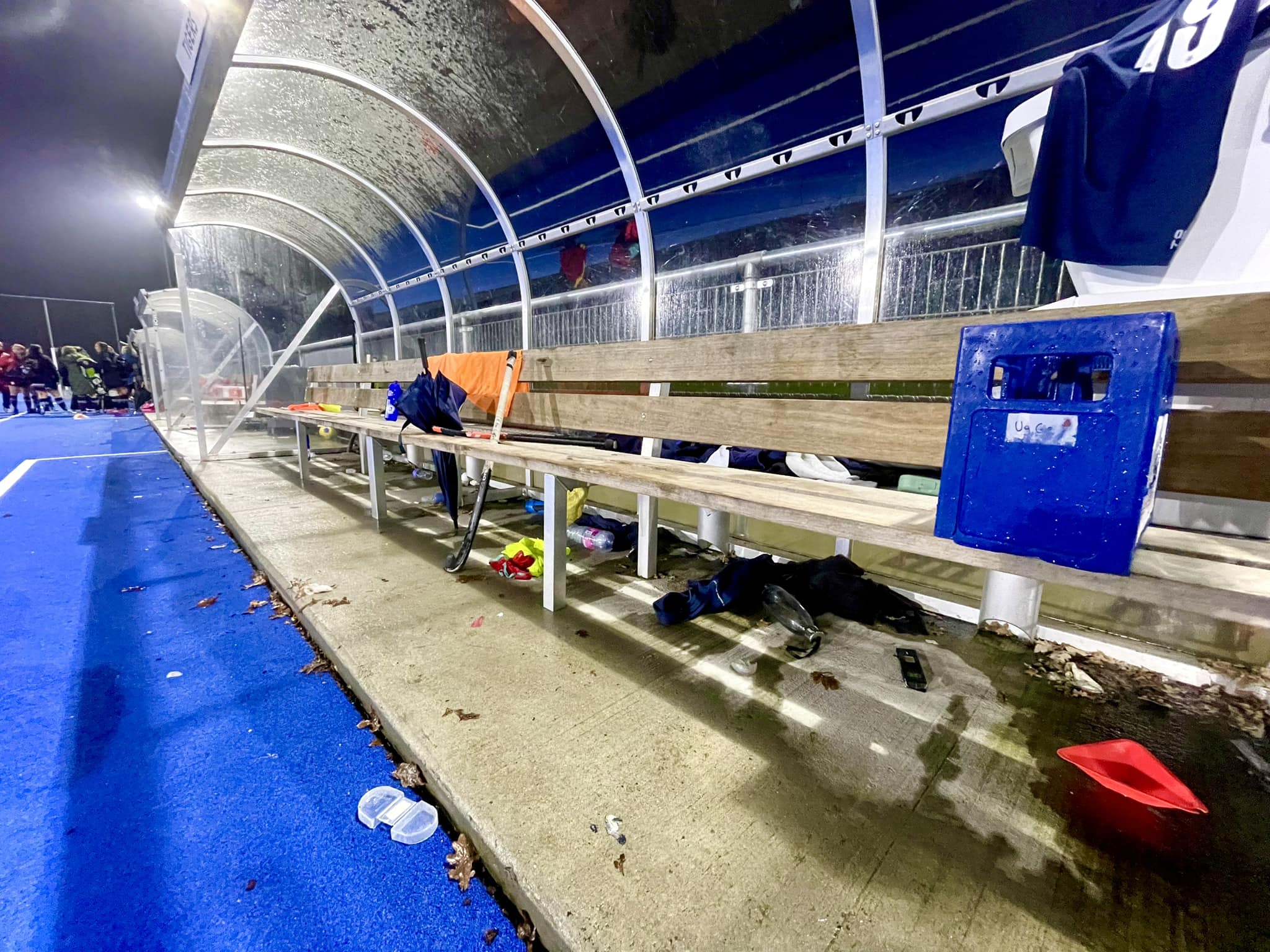 Verloren voorwerpen verzameld in de dug-out langs het veld
