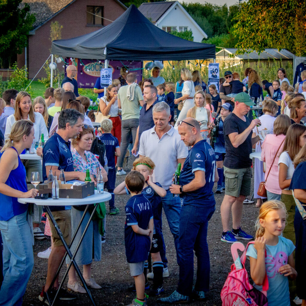 Leden en ouders van de Tigers op een clubfeest bij de tent