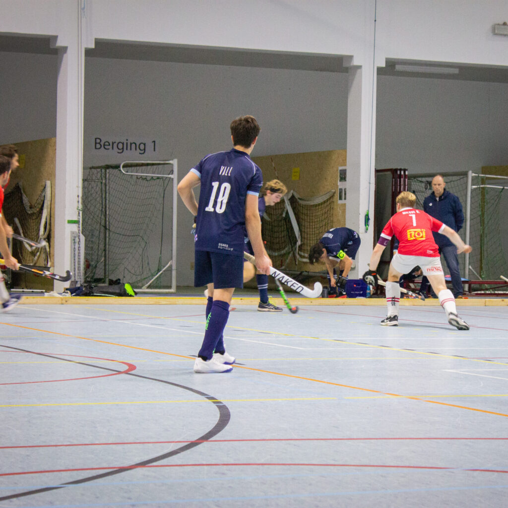 Speler van de Tigers aan de bal tijdens indoorhockey