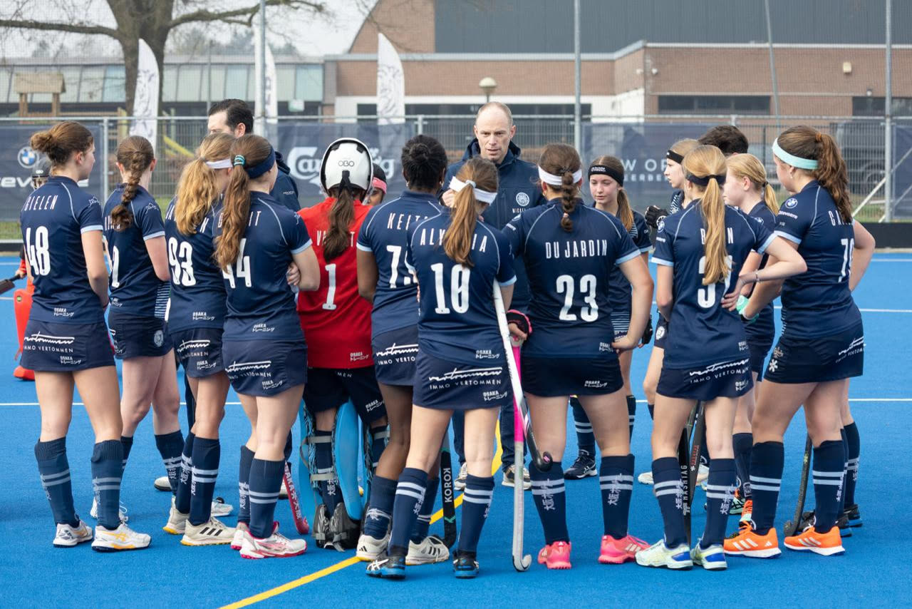 Jeugdspeelsters van de Tigers staan samen klaar voor de wedstrijd