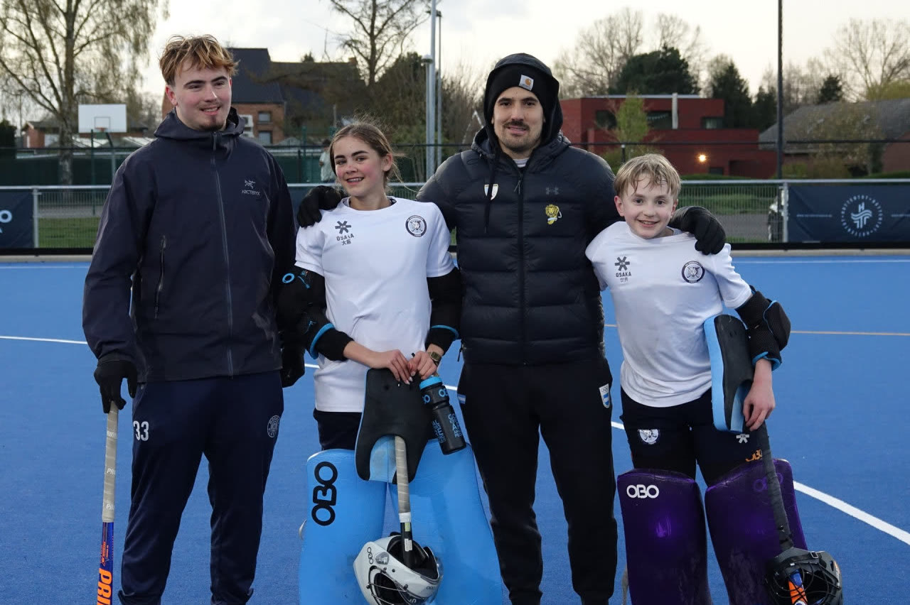 Jonge keepers van de Tigers met hun keepertrainers