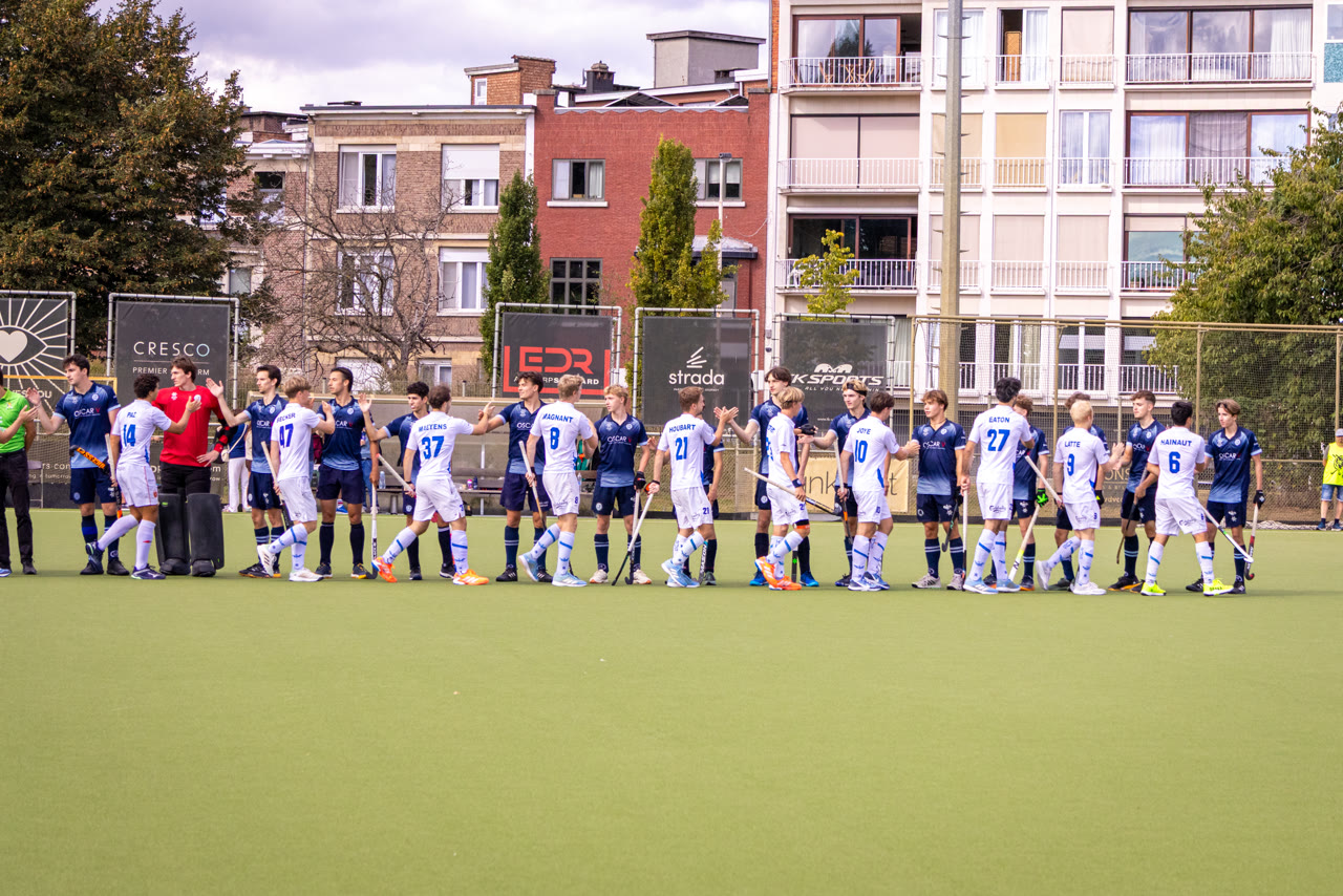 Spelers van de Tigers schudden de tegenstanders de hand voor de wedstrijd