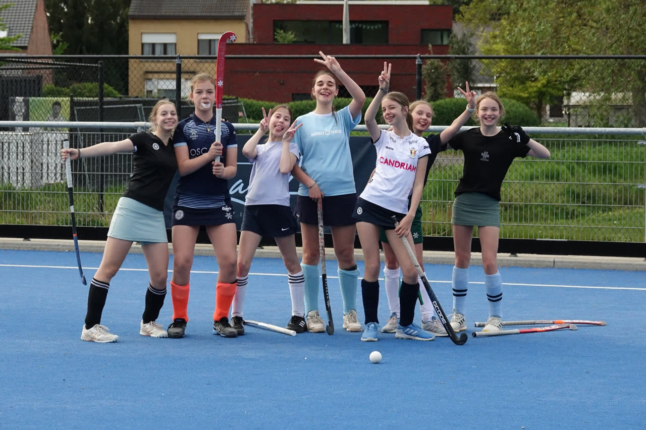 Groep jeugdspeelsters van de Tigers juicht samen op het veld