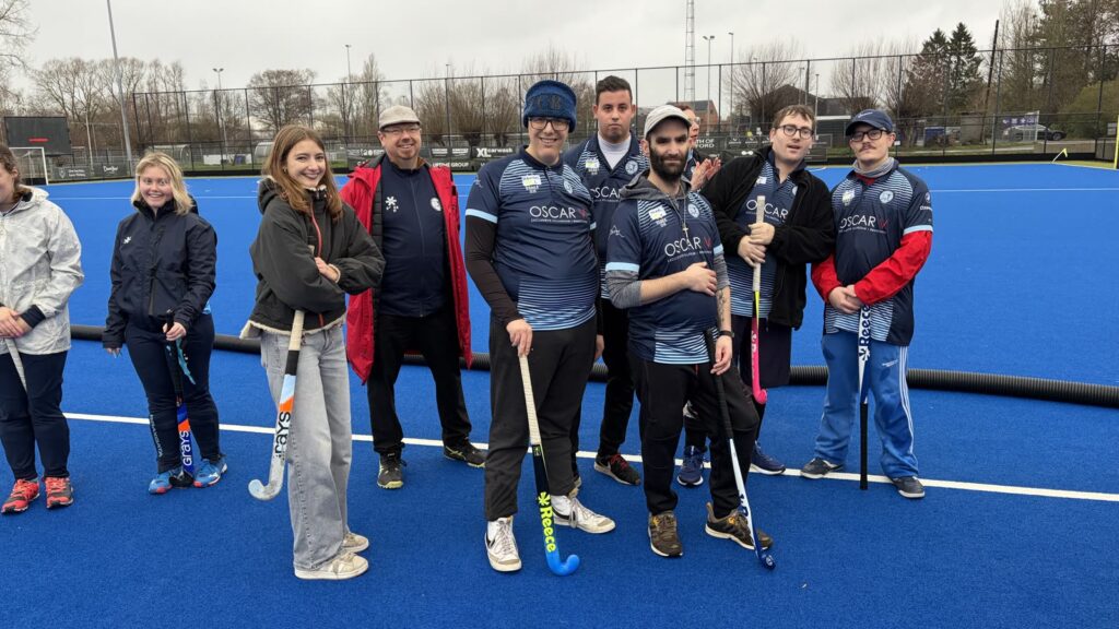 Spelers en begeleiders van G-hockey op het veld