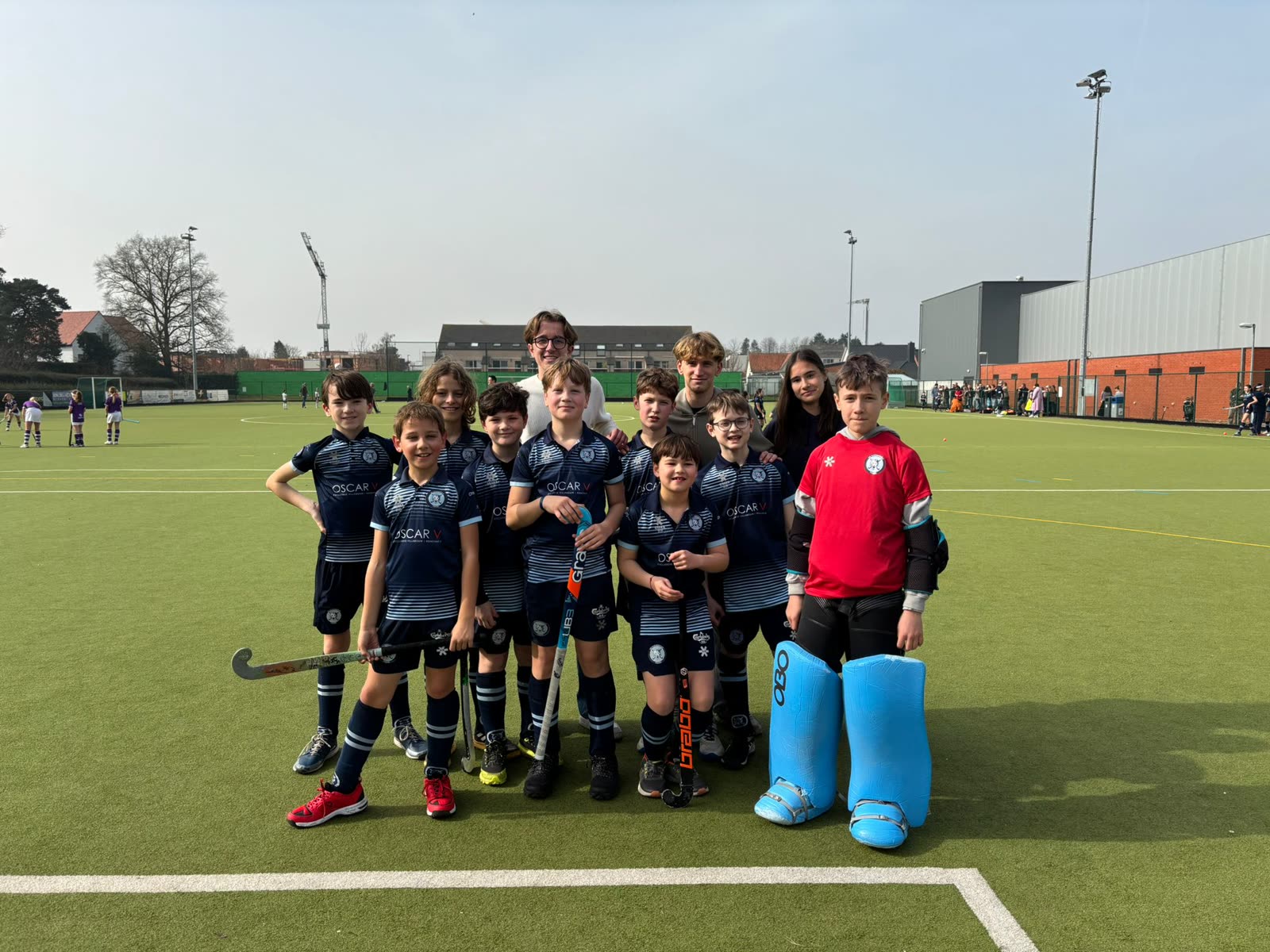Jeugdteam van de Tigers met keeper op het veld