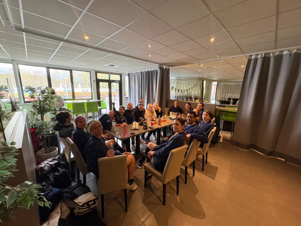 Jeugdspelers eten samen in het clubhuis van de Tigers