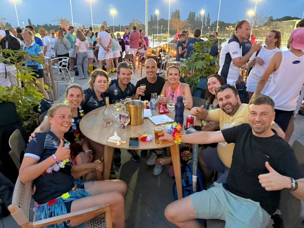 Trimmers napraten op het terras van de club na de training