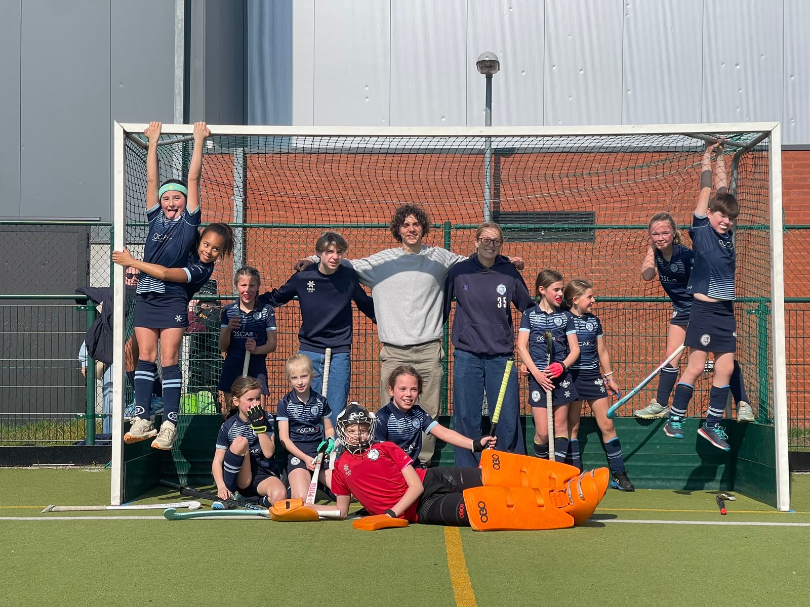 Jeugdspelers van de Tigers poseren samen in en voor het doel