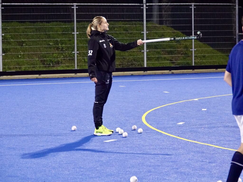 Trainster geeft uitleg op het veld van de Tigers