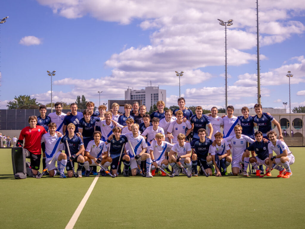 Tigers en tegenstander op een gezamenlijke teamfoto na de wedstrijd