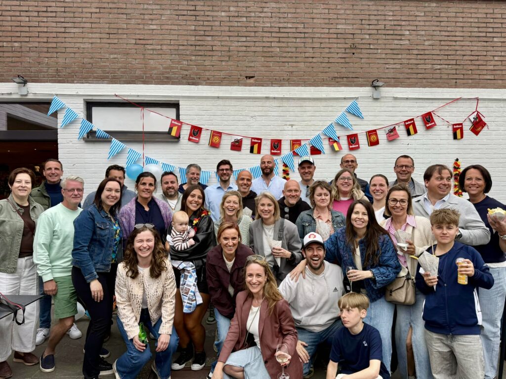 Leden, ouders en vrijwilligers van de Tigers samen aan het clubhuis